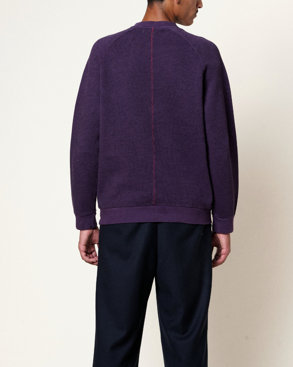 Vue arrière du sweat Terry Homecore couleur raisin avec manches raglan et couture rouge signature chez Merci Paris