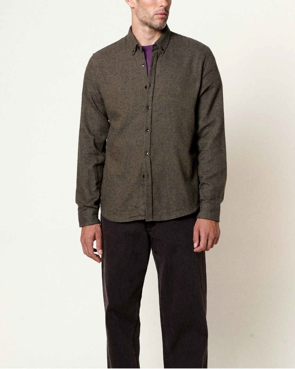 Homme portant une chemise Merci Paris Homecore Tokyo Alaska en flanelle de coton kaki foncé avec col boutonné