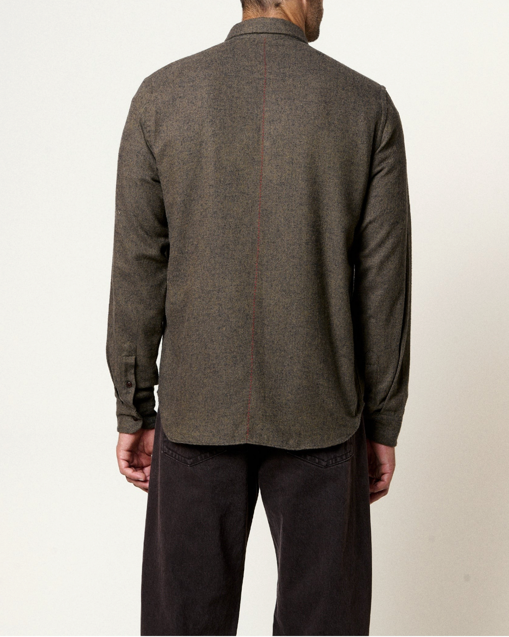 Vue arrière de la chemise Merci Paris Homecore Tokyo Alaska en flanelle de coton kaki foncé avec surpiqûre rouge