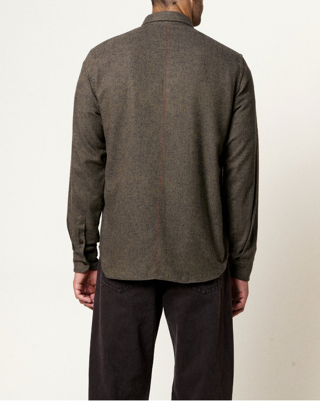 Vue arrière de la chemise Merci Paris Homecore Tokyo Alaska en flanelle de coton kaki foncé avec surpiqûre rouge