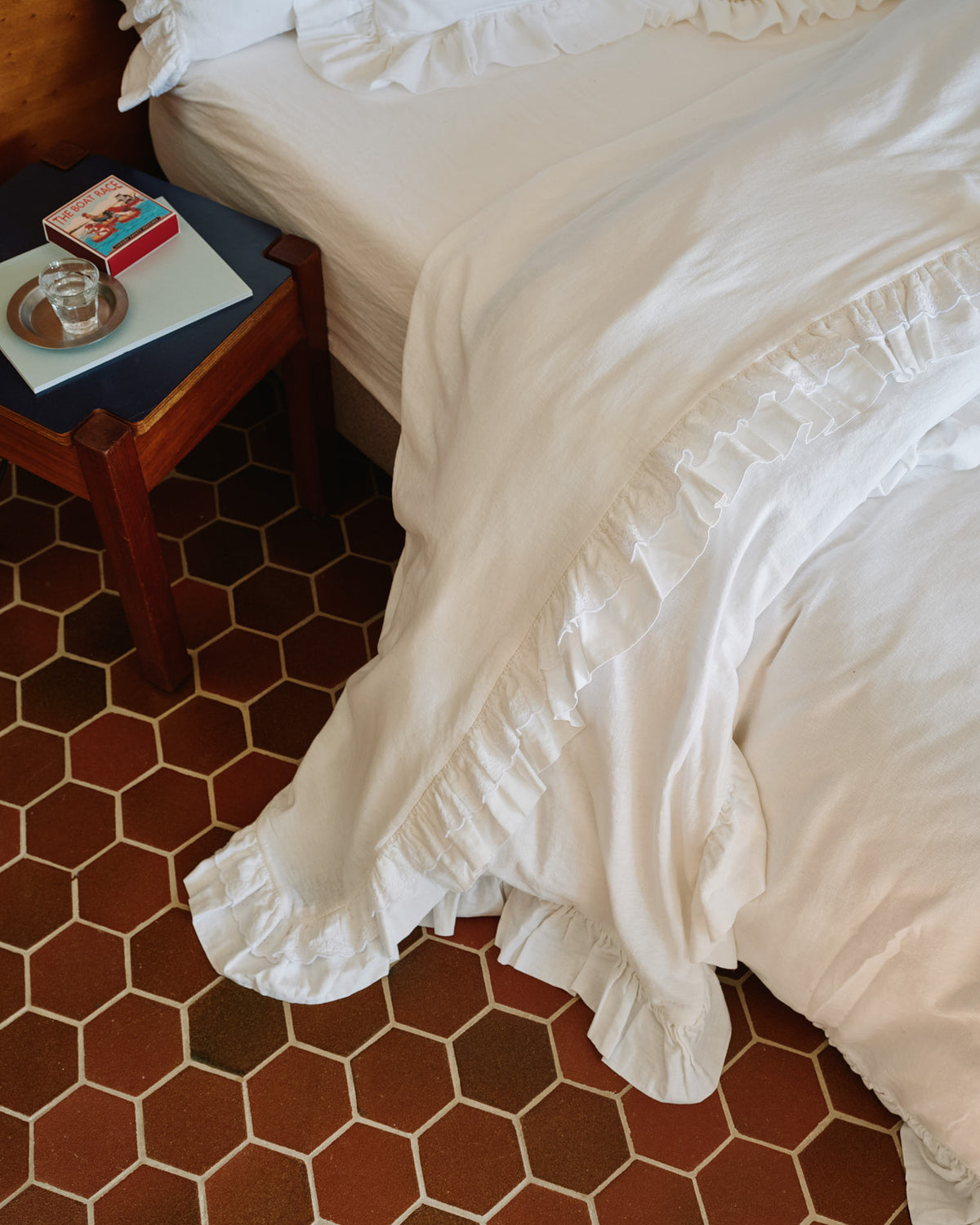 Merci - Embroidered linen flat sheet - 02 Eyelet