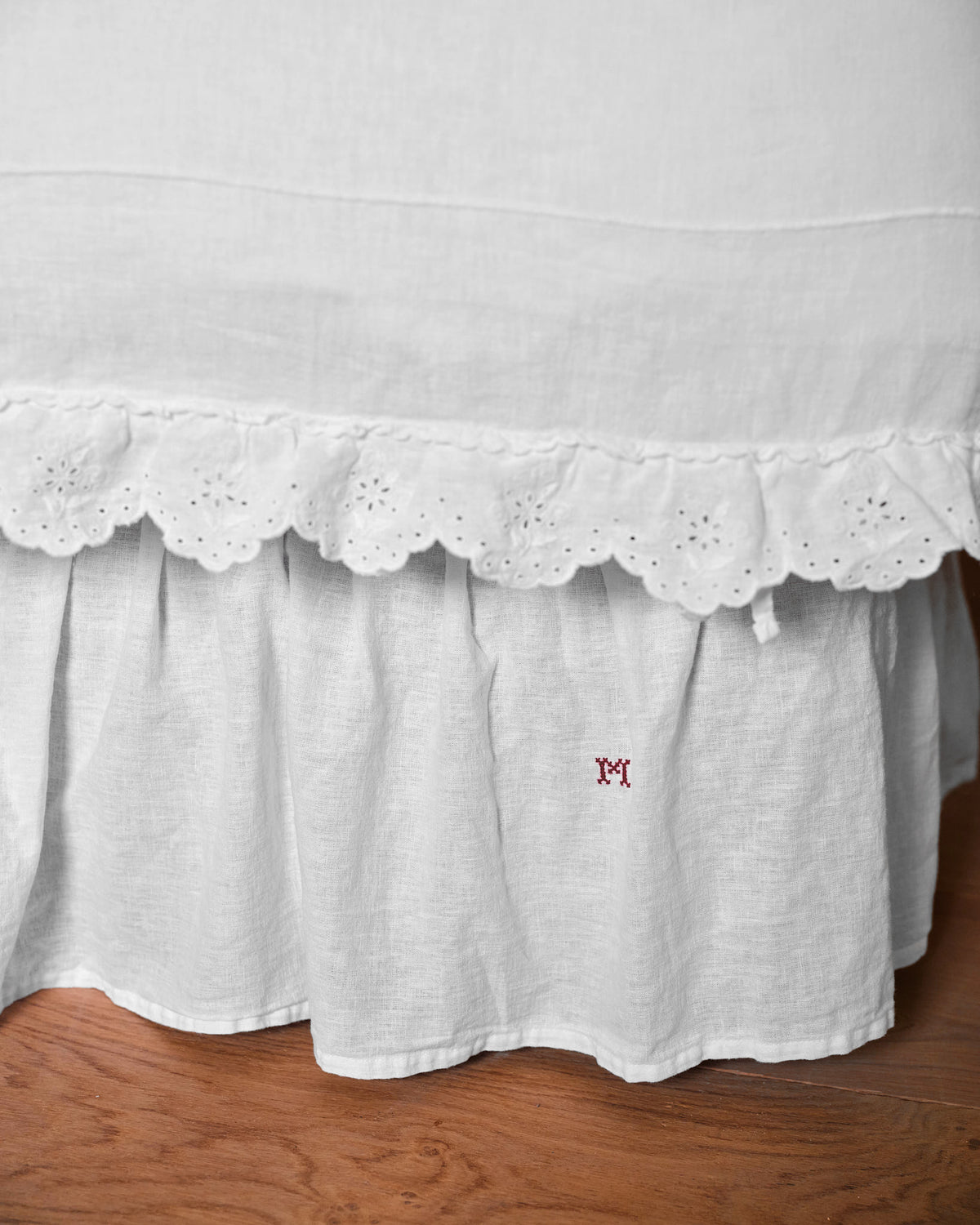 Merci - Embroidered linen bed skirt - 01 Ruched