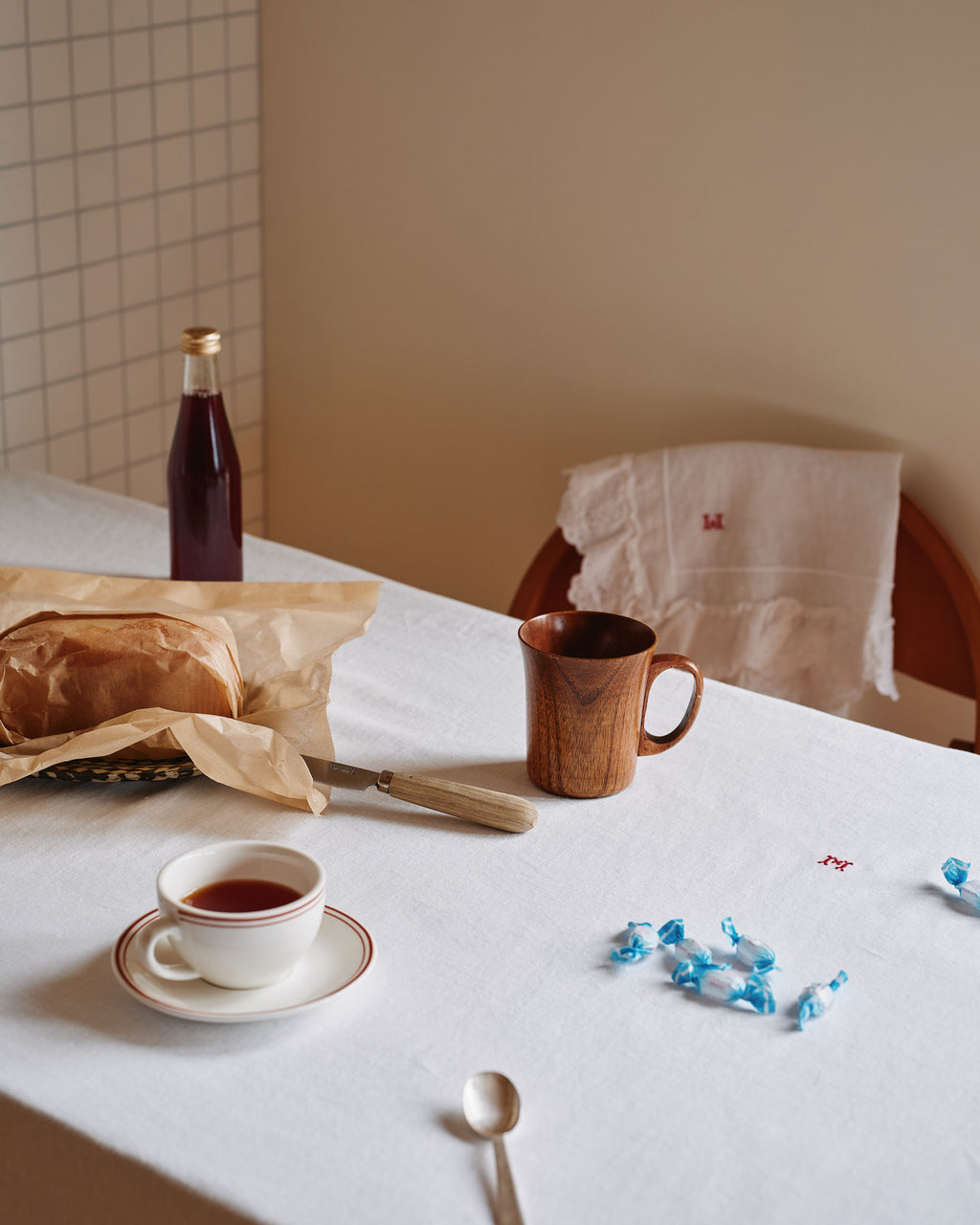 Merci - Embroidered linen tablecloth - 02 Eyelet