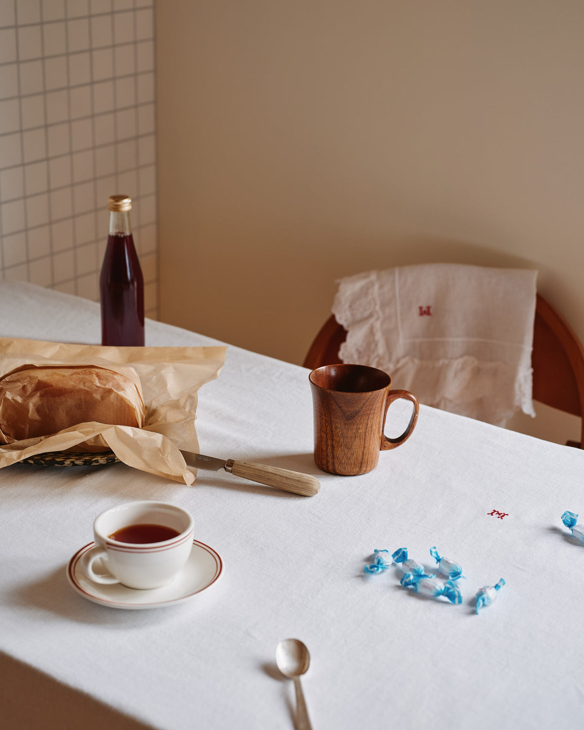 Merci - Embroidered linen tablecloth - 02 Eyelet