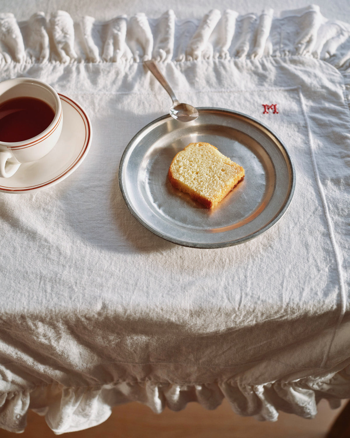 Merci - Embroidered linen placemat - 02 Eyelet