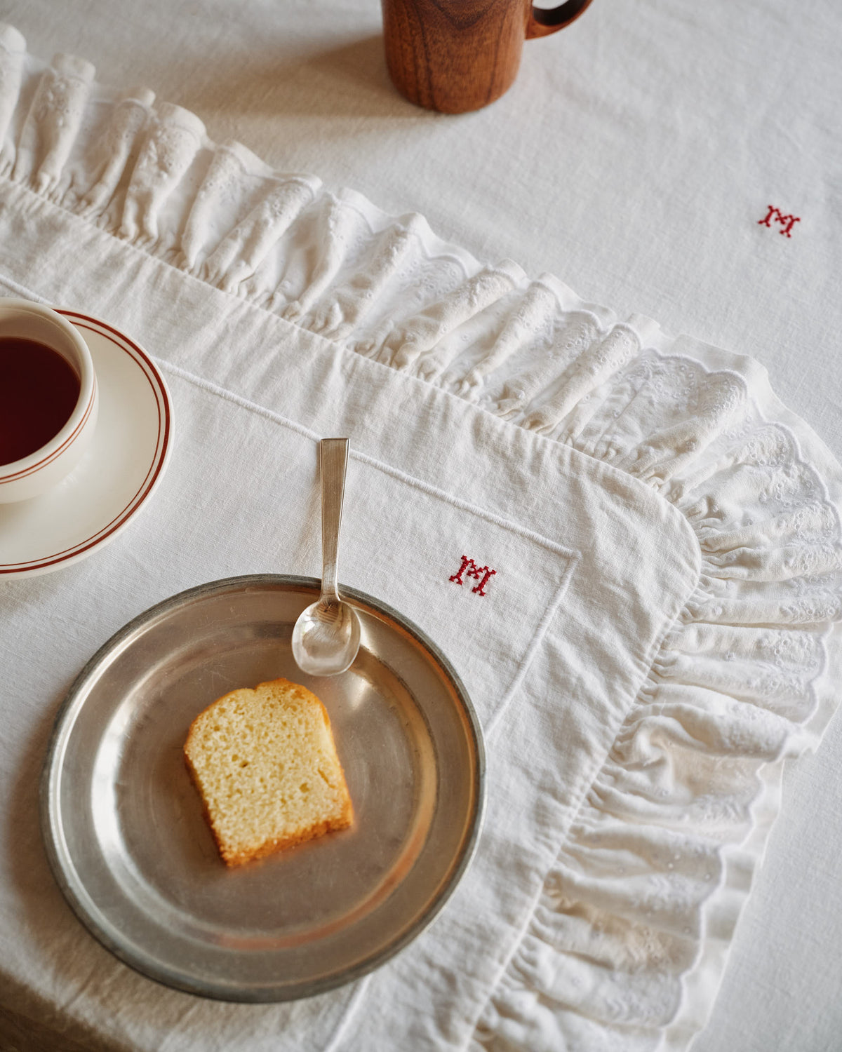 Merci - Embroidered linen placemat - 02 Eyelet