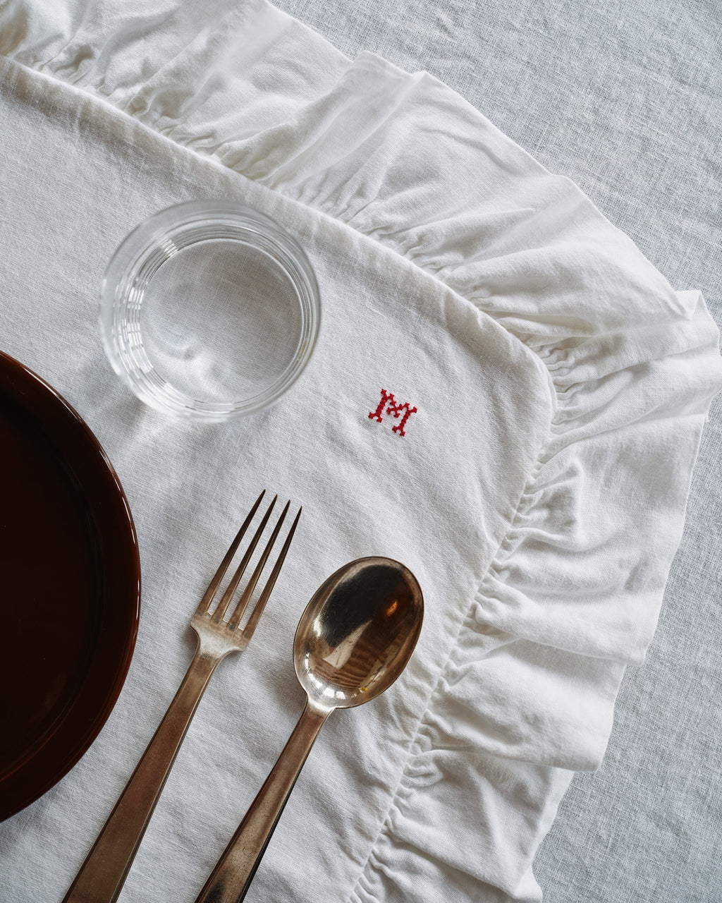 Merci - Embroidered linen placemat - 01 Ruched