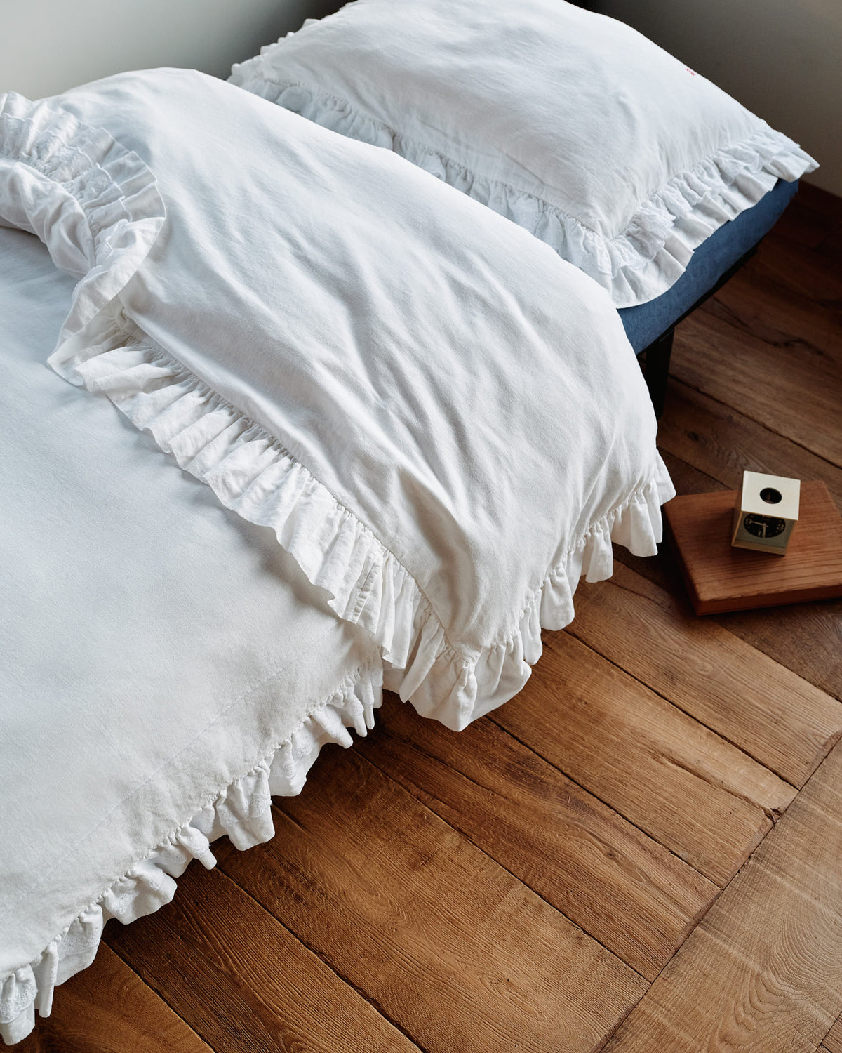 Merci - Embroidered linen duvet cover - 02 Eyelet