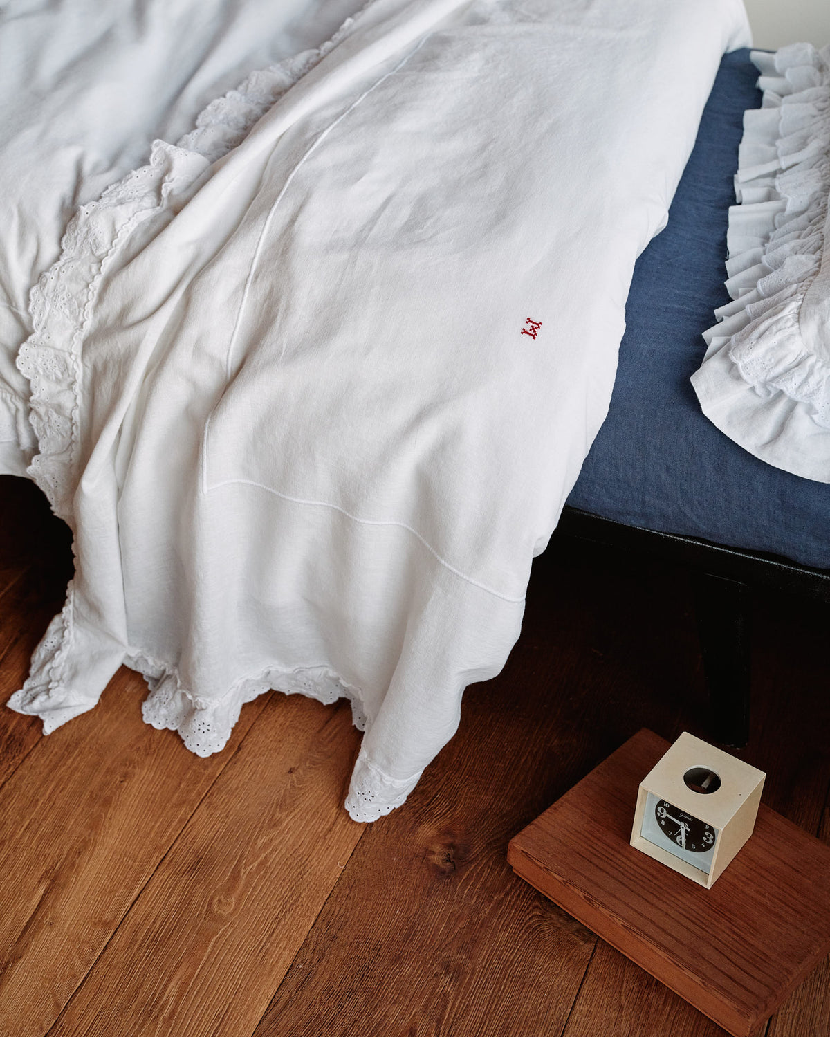 Merci - Embroidered linen flat sheet - 03 Openwork