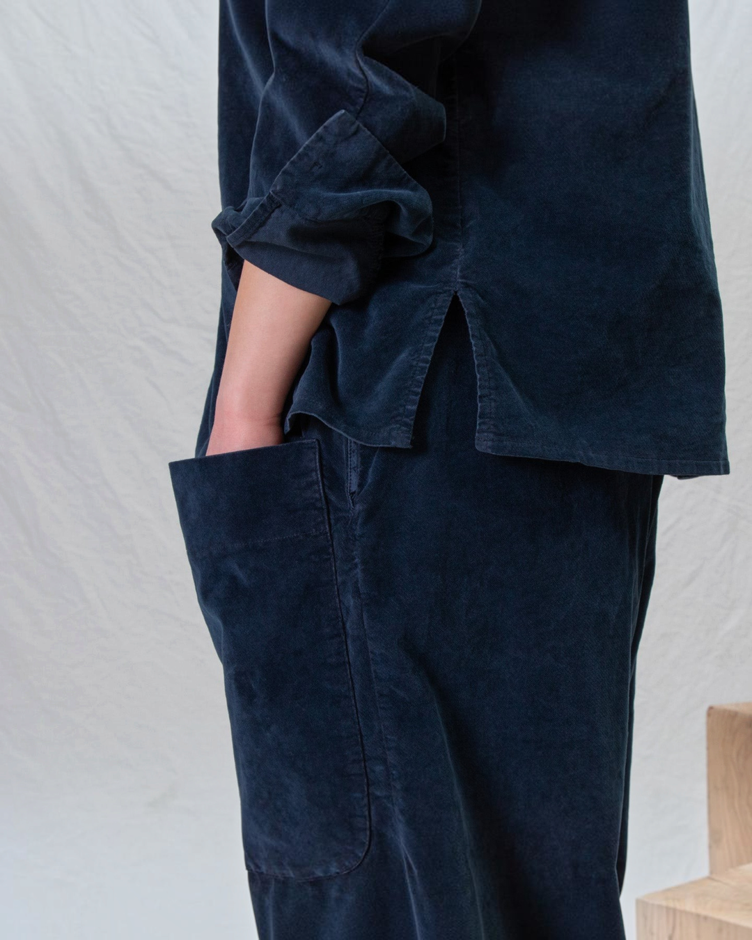 Chemise en velours bleu marine Album Di Famiglia chez Merci Paris avec poches latérales et fentes sur les côtés