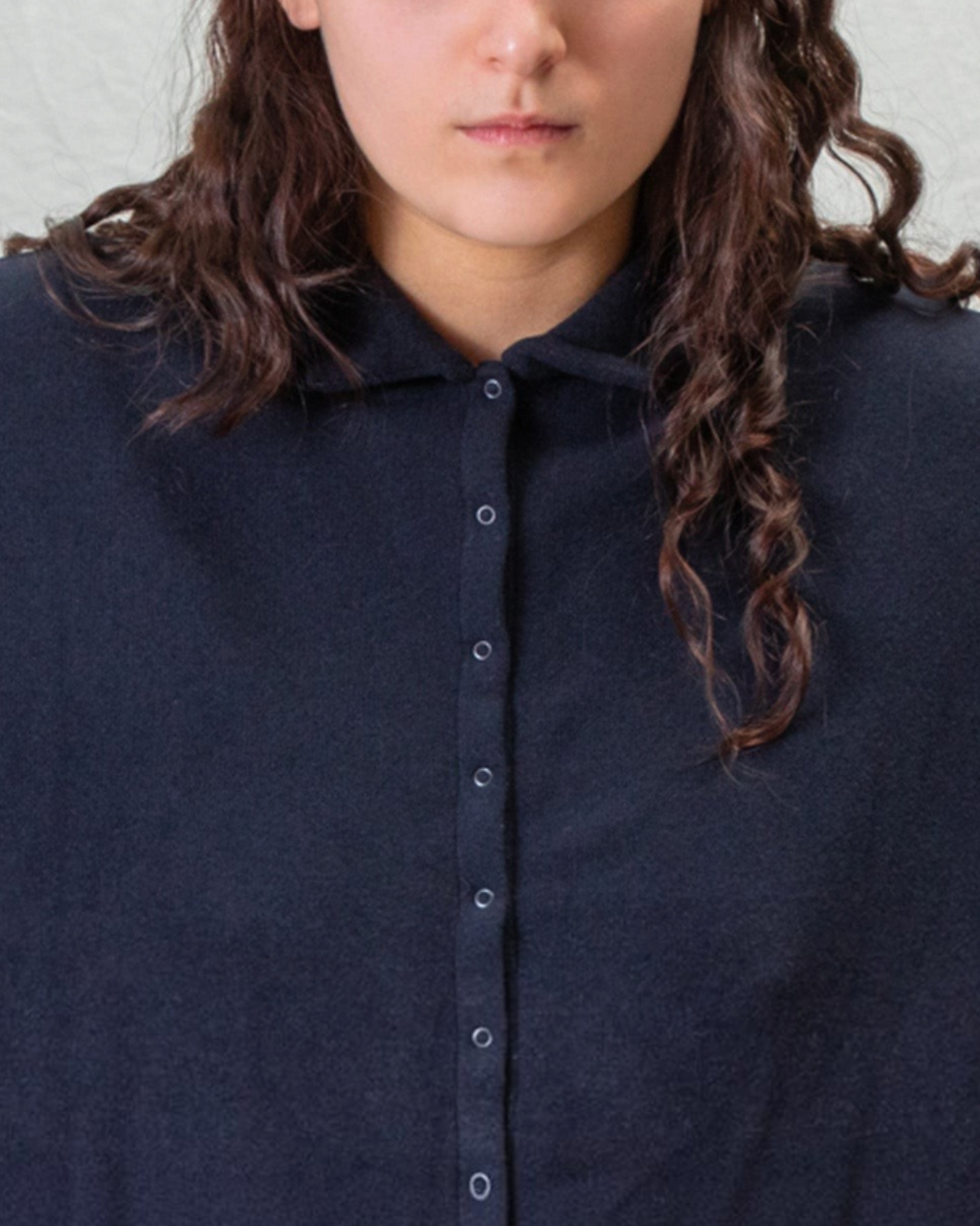 Cardigan bleu en jersey épais Album Di Famiglia porté par une femme, disponible chez Merci Paris