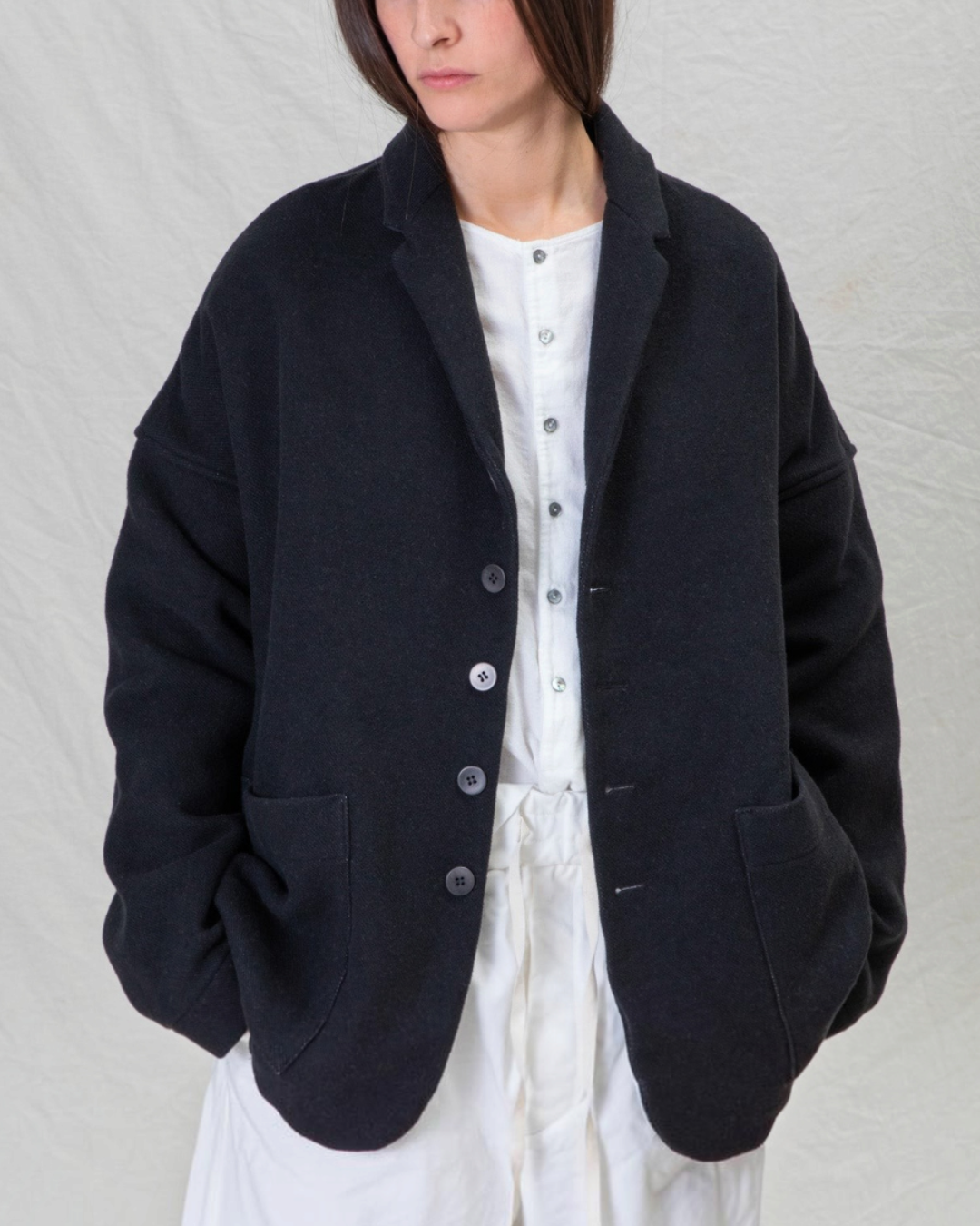 Blazer bleu en mélange de coton et acrylique Album Di Famiglia porté par une femme, collection Merci Paris