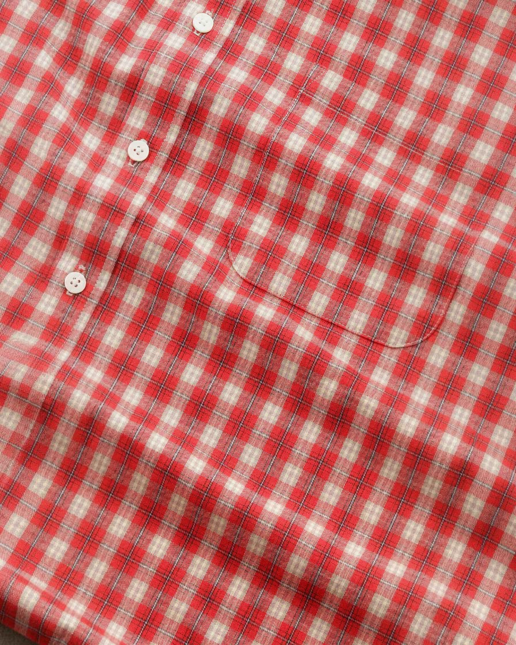 Gros plan sur la chemise Merci Paris NN.07 Deon en flanelle de coton biologique rouge à motif carreaux et boutons