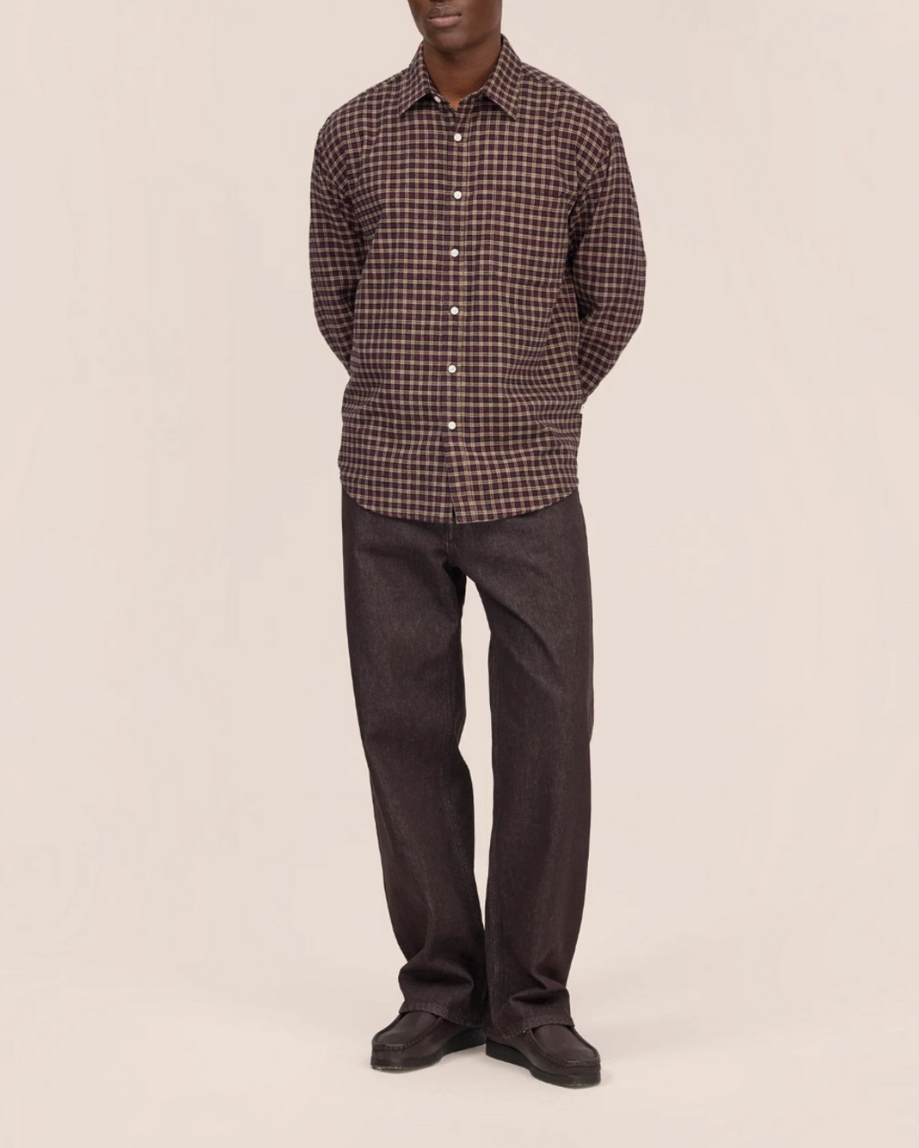 Homme portant une chemise Merci Paris NN.07 Deon en flanelle de coton biologique marron à carreaux et coupe droite