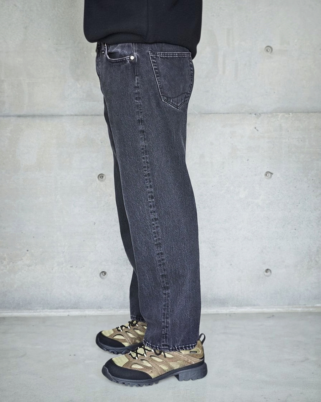 Jean OrSlow 101 Dads Fit noir en denim coupe large porté par un homme, vue de profil, sélection Merci Paris