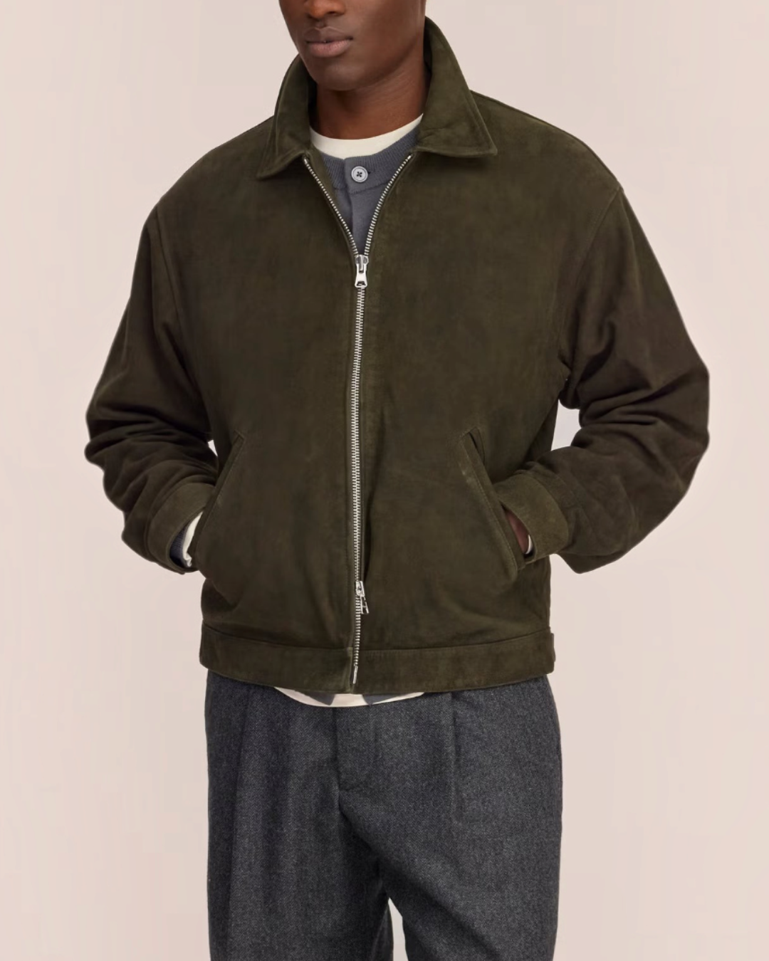 Homme portant une veste Merci Paris NN.07 Petrus en daim vert olive avec col classique et fermeture zippée