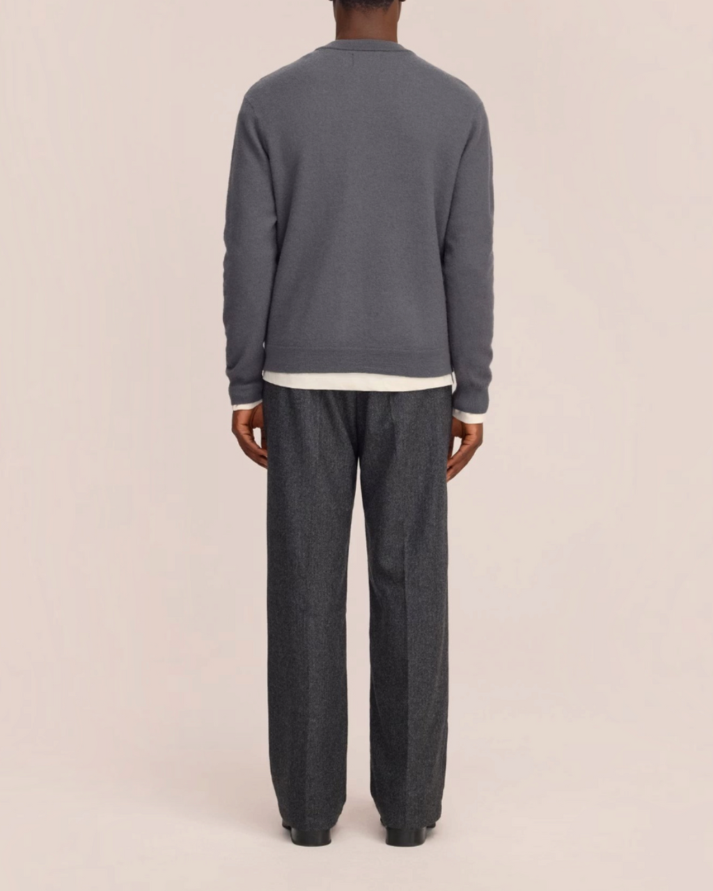 Vue arrière du cardigan Jasper gris en laine bouillie NN.07 porté par un homme, collection Merci Paris