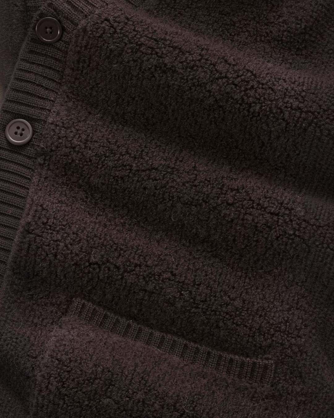 Gros plan sur la maille bouclette marron du cardigan en laine Merci Paris avec boutons et bordures côtelées