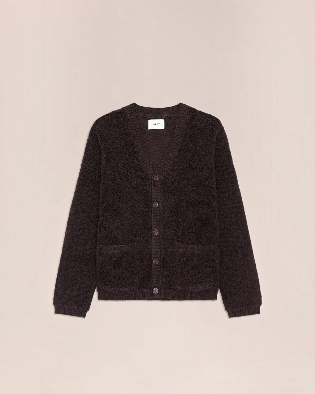 Cardigan en laine marron Merci Paris NN.07 avec texture bouclette, col en V, fermeture boutonnée et deux poches.
