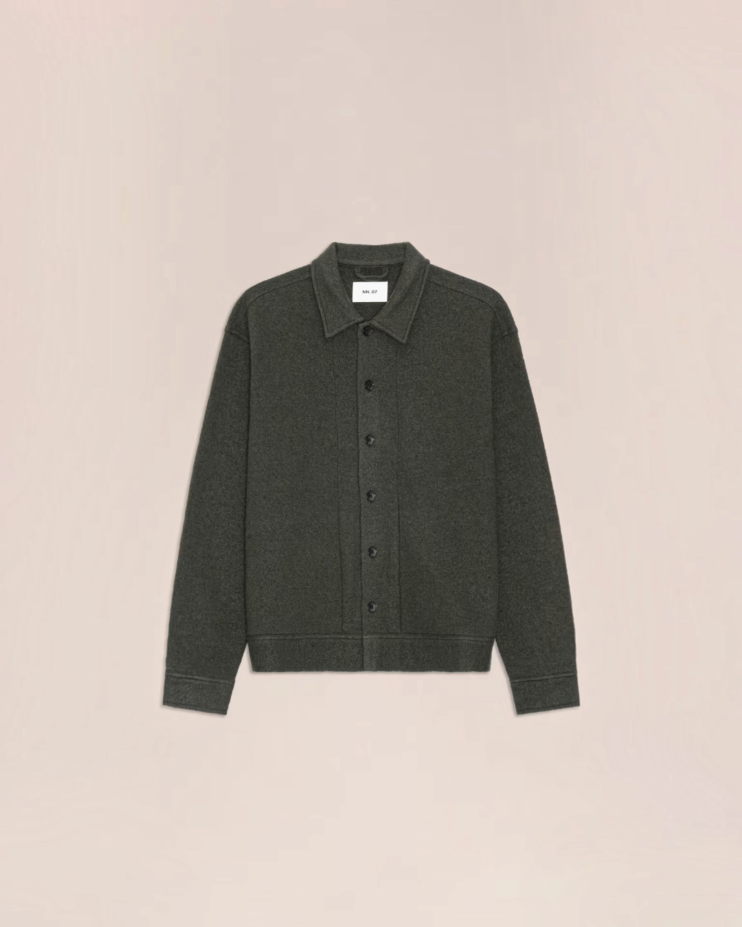 Surchemise Reed NN.07 en laine mérinos bouillie vert foncé, coupe droite avec fermeture boutonnée, chez Merci Paris