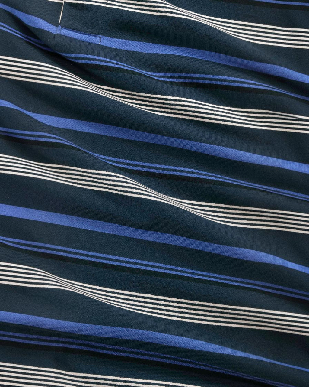 Gros plan sur le polo rayé David de Merci Paris en molleton de coton biologique bleu, blanc et bleu marine