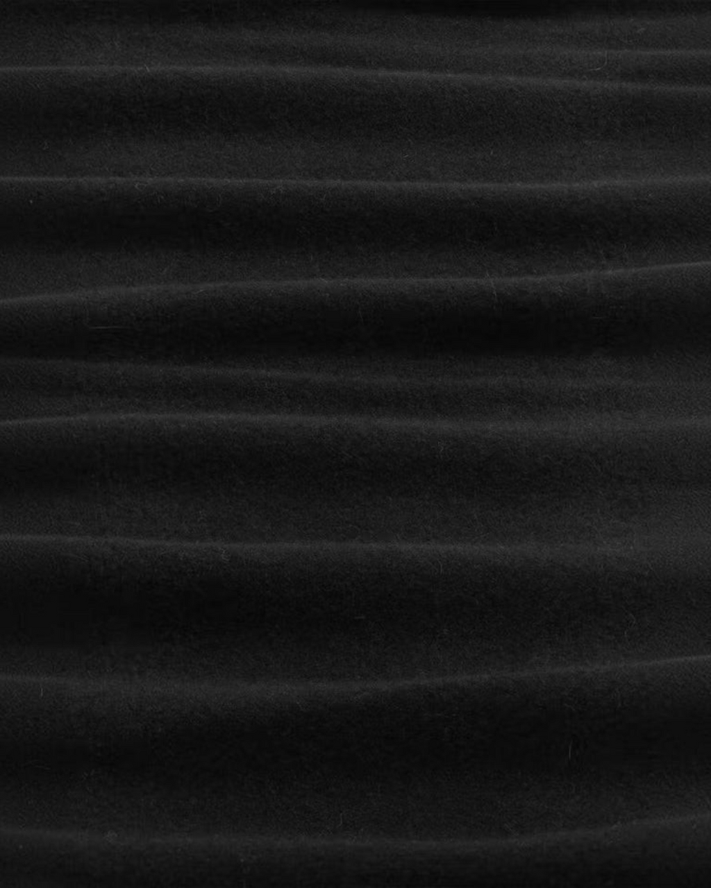 Gros plan sur la texture douce et brossée de l'écharpe noire NN.07 vendue par Merci Paris
