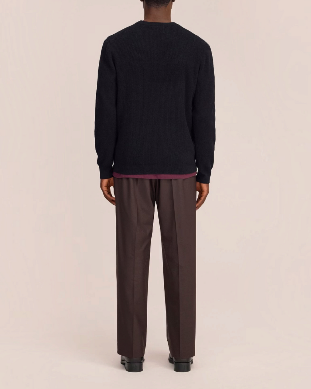 Vue arrière d'un homme portant le pull col V noir NN.07 en maille chenille douce, disponible chez Merci Paris