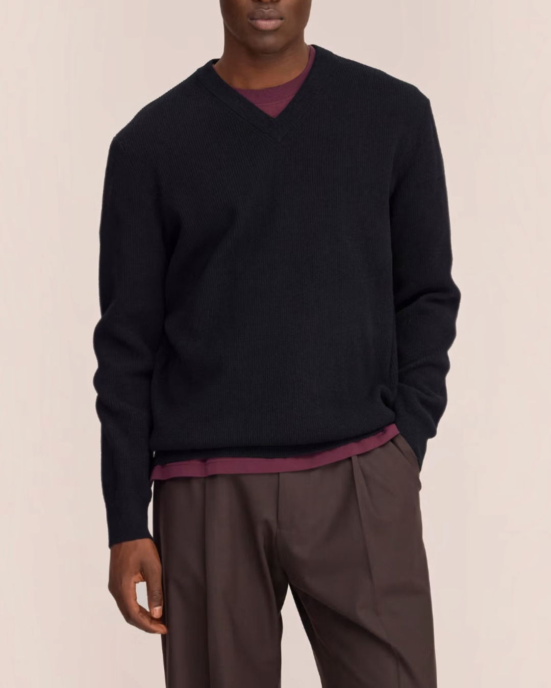 Homme portant un pull Merci Paris NN.07 Danny noir à col V en maille chenille douce et côtelée
