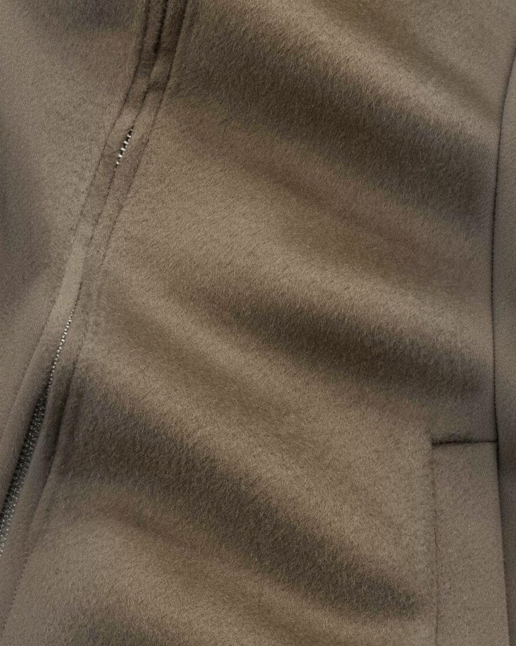 Gros plan sur la texture en laine mélangée marron de la veste Arlo de Merci Paris avec fermeture zippée