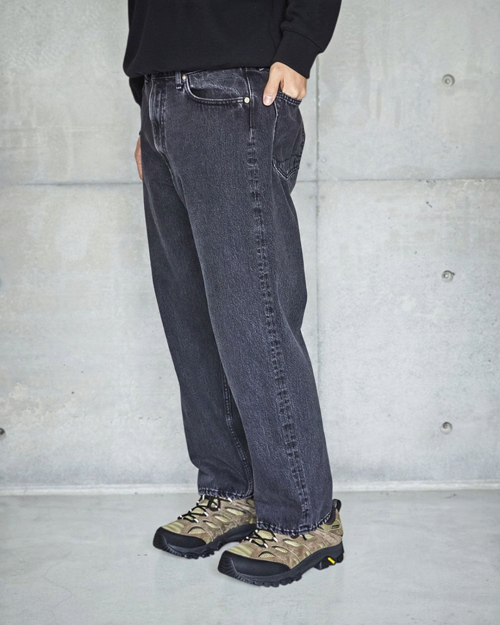 Jean Merci Paris OrSlow 101 Dads Fit en denim noir coupe large porté par un homme