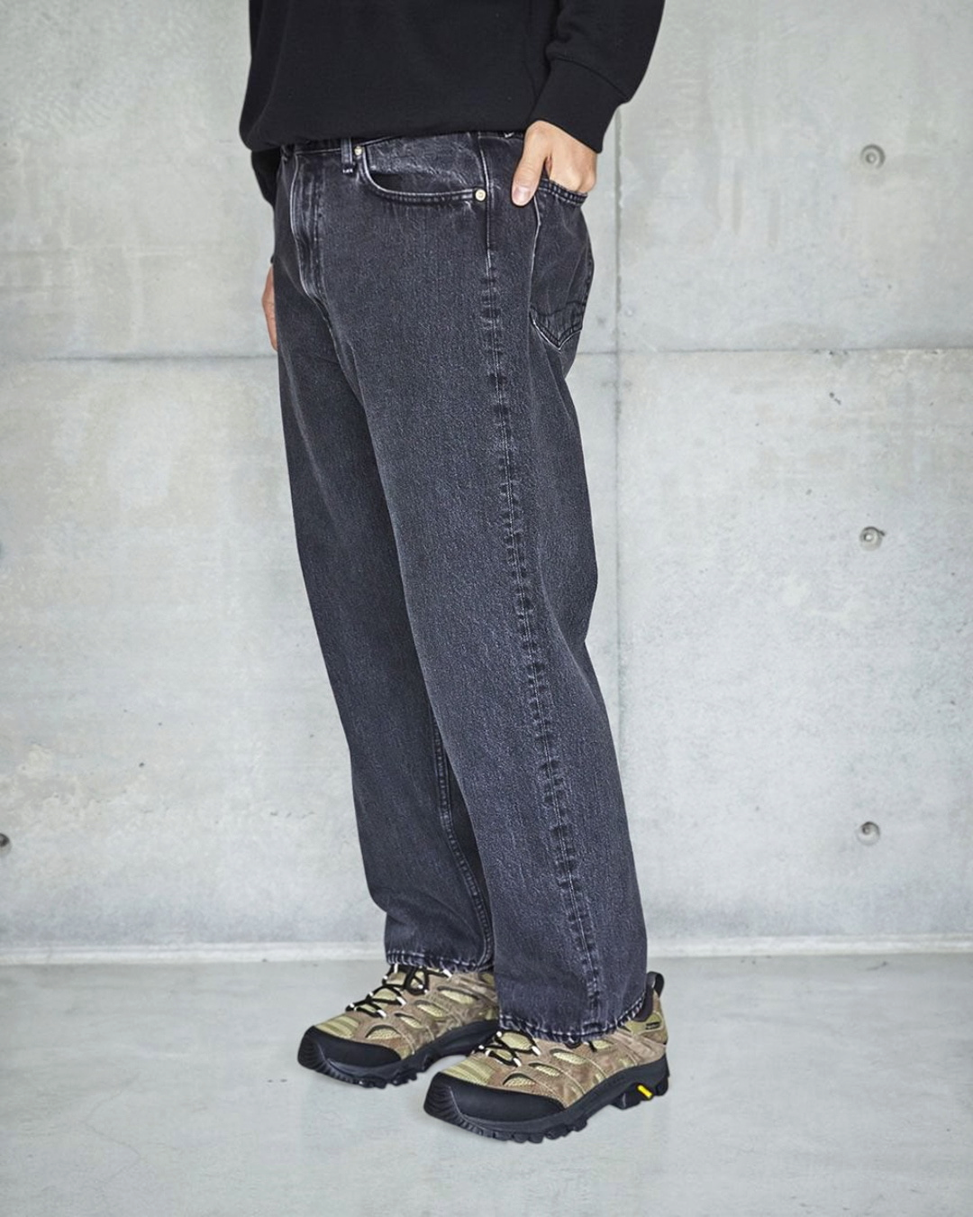 Jean Merci Paris OrSlow 101 Dads Fit en denim noir coupe large porté par un homme