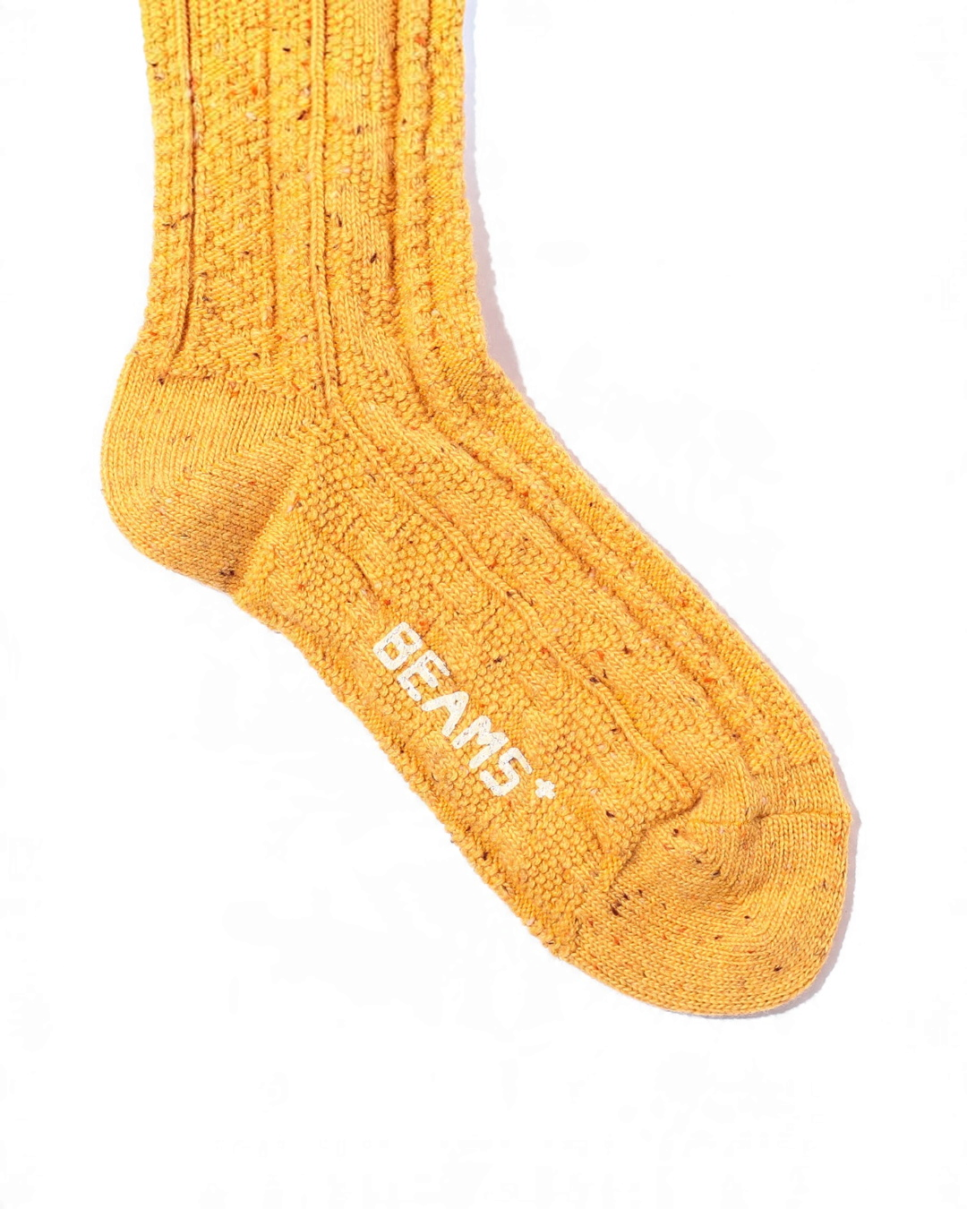 Chaussettes Merci Paris Beams Plus en laine moutarde avec maille torsadée texturée et logo blanc sur la plante