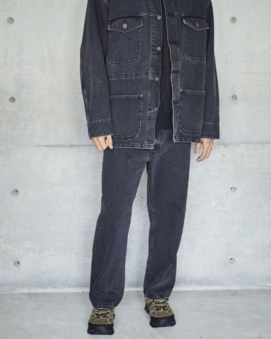 Jean OrSlow 101 Dads Fit noir en denim coupe large porté avec une veste assortie chez Merci Paris