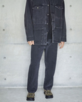 Jean OrSlow 101 Dads Fit noir en denim coupe large porté avec une veste assortie chez Merci Paris
