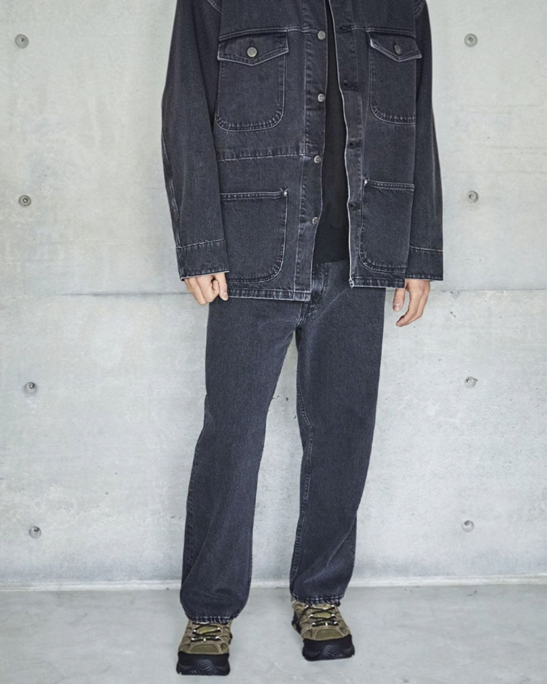 Jean OrSlow 101 Dads Fit noir en denim coupe large porté avec une veste assortie chez Merci Paris