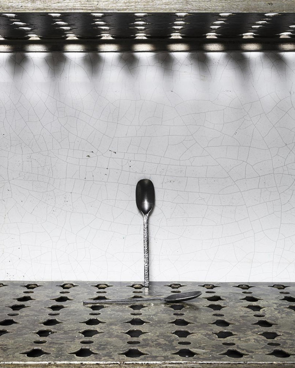 Serax - Hammered metal spoon La Nouvelle Table - Charcoal