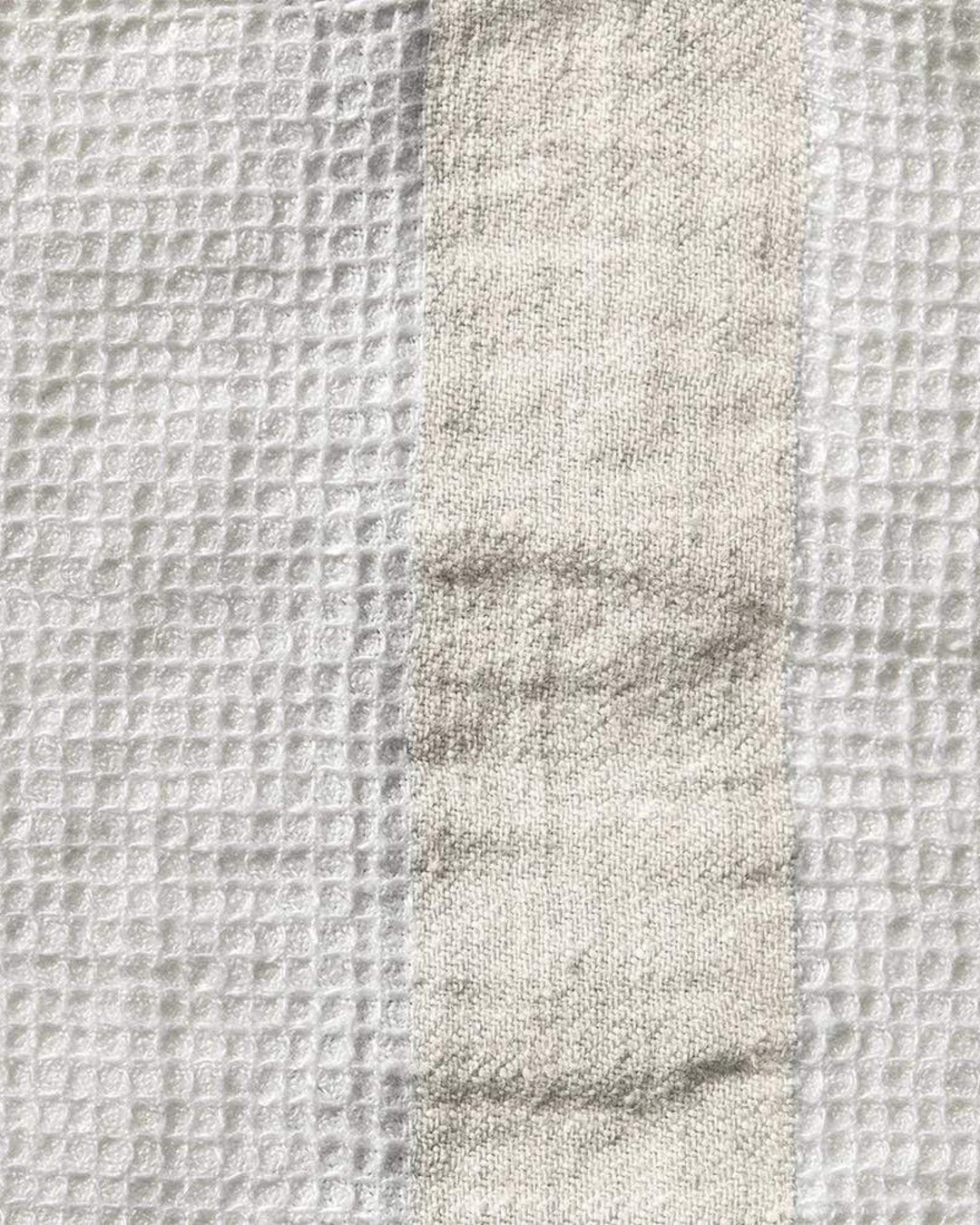 Serviette de bain Merci Paris en lin nid d'abeille blanc avec une bande centrale couleur pierre texturée