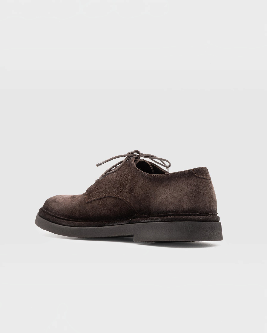 Derbies Alexander Hotto pour Merci Paris en daim moka avec lacets et semelle en caoutchouc, vue de profil