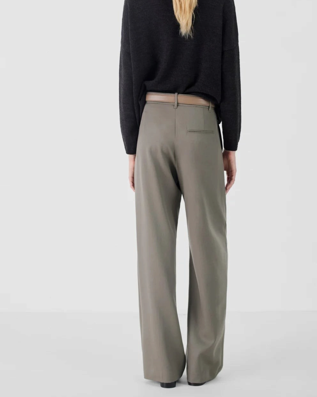 Vue arrière du pantalon tailleur Merci Paris Masscob en laine gris galet avec coupe droite et ceinture fine