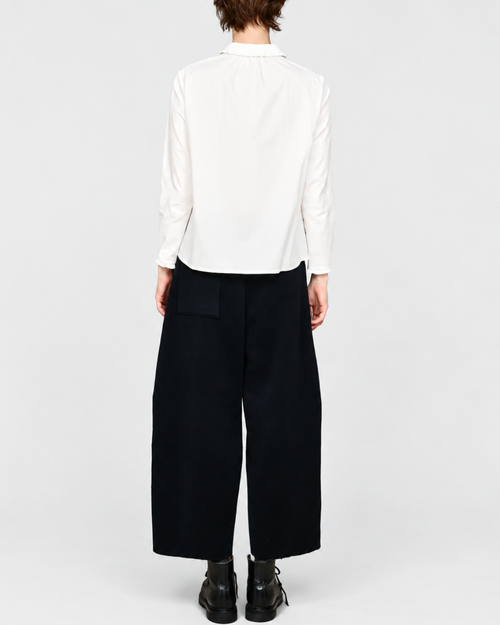 Vue arrière de la chemise blanche ELEPH Happy en coton avec col volanté, portée par une femme sur fond neutre