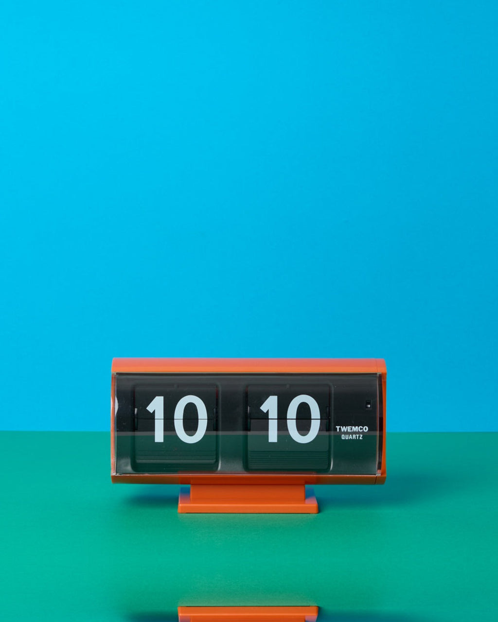 Twemco - Horloge QT 30 - Orange – Merci Paris