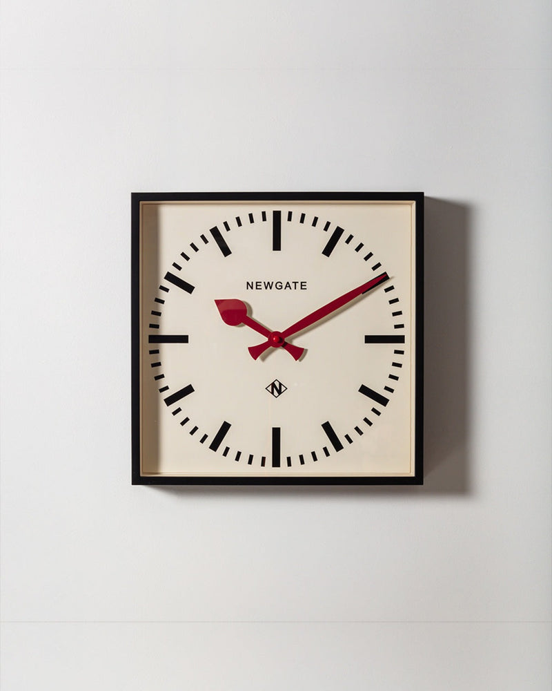 Newgate - Horloge murale carrée Number 5 - Aiguilles rouge – Merci