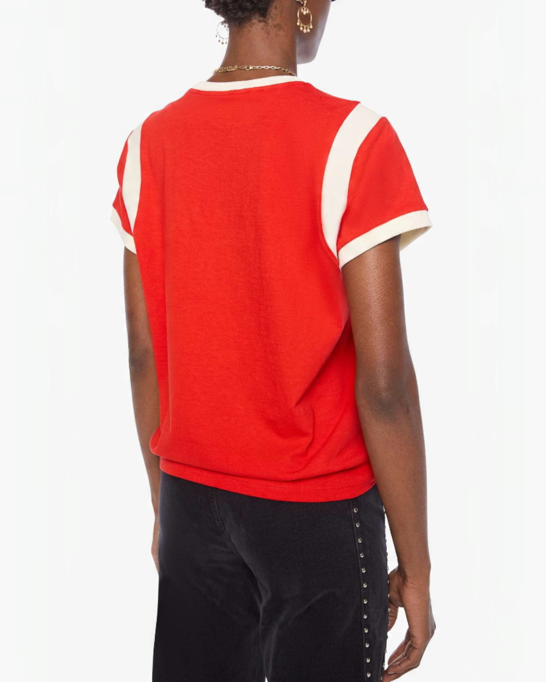 Vue arrière du t-shirt Merci Paris Mother en coton rouge avec empiècements contrastés aux épaules sur une mannequin