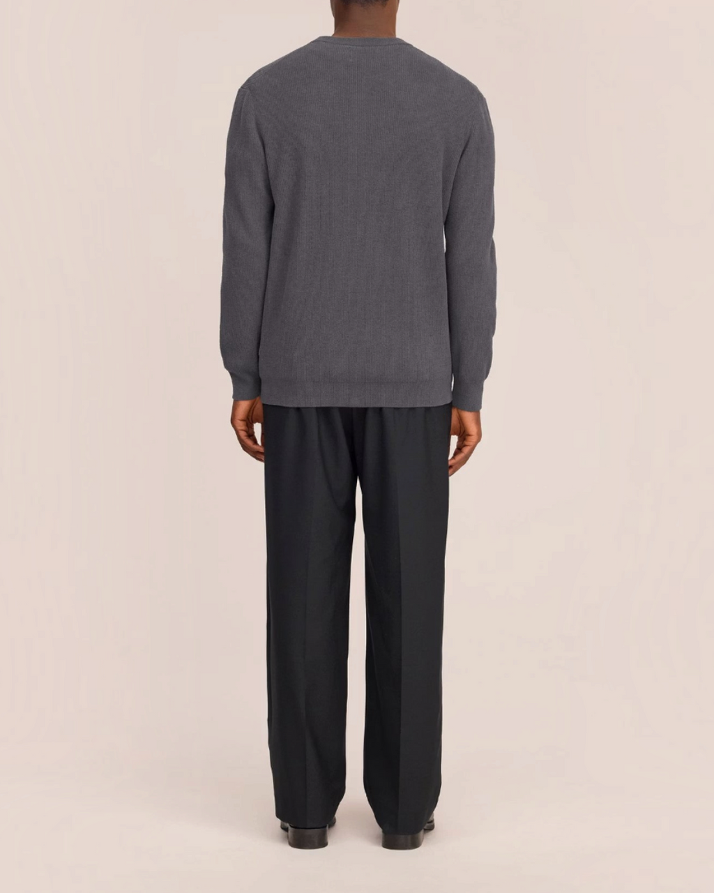 Vue arrière d'un homme portant le pull gris à col rond Danny de la marque Merci Paris en maille légère et douce