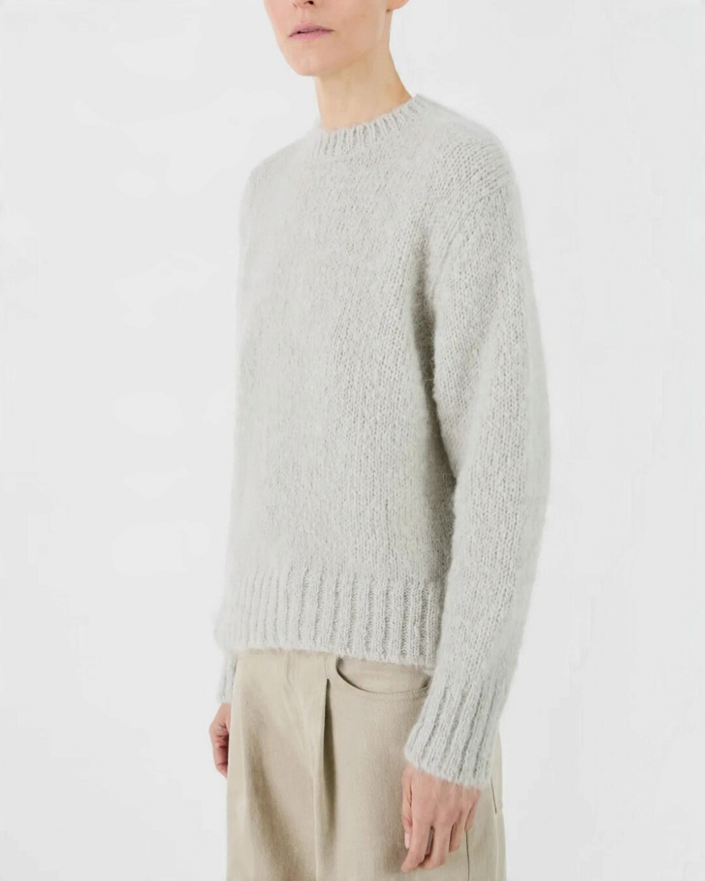 Pull Merci Paris Masscob Frida en maille duveteuse mohair et alpaga coloris écru porté par un mannequin