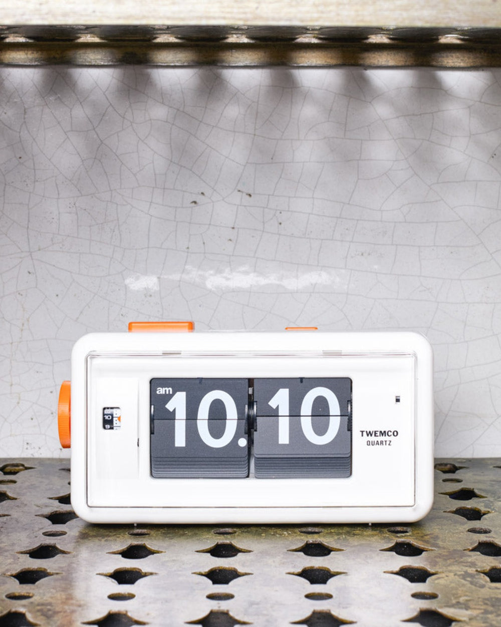 Twemco - Horloge AL 30 - Blanc & Orange – Merci Paris