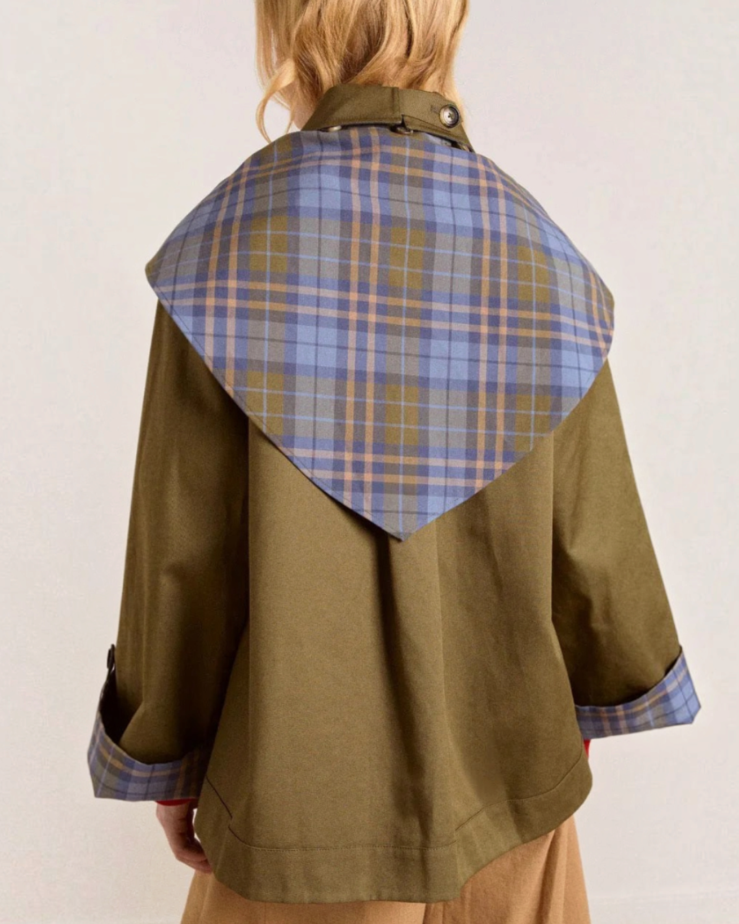 Trench court réversible Merci Paris Damson Madder en coton biologique olive avec col foulard à carreaux bleu et beige