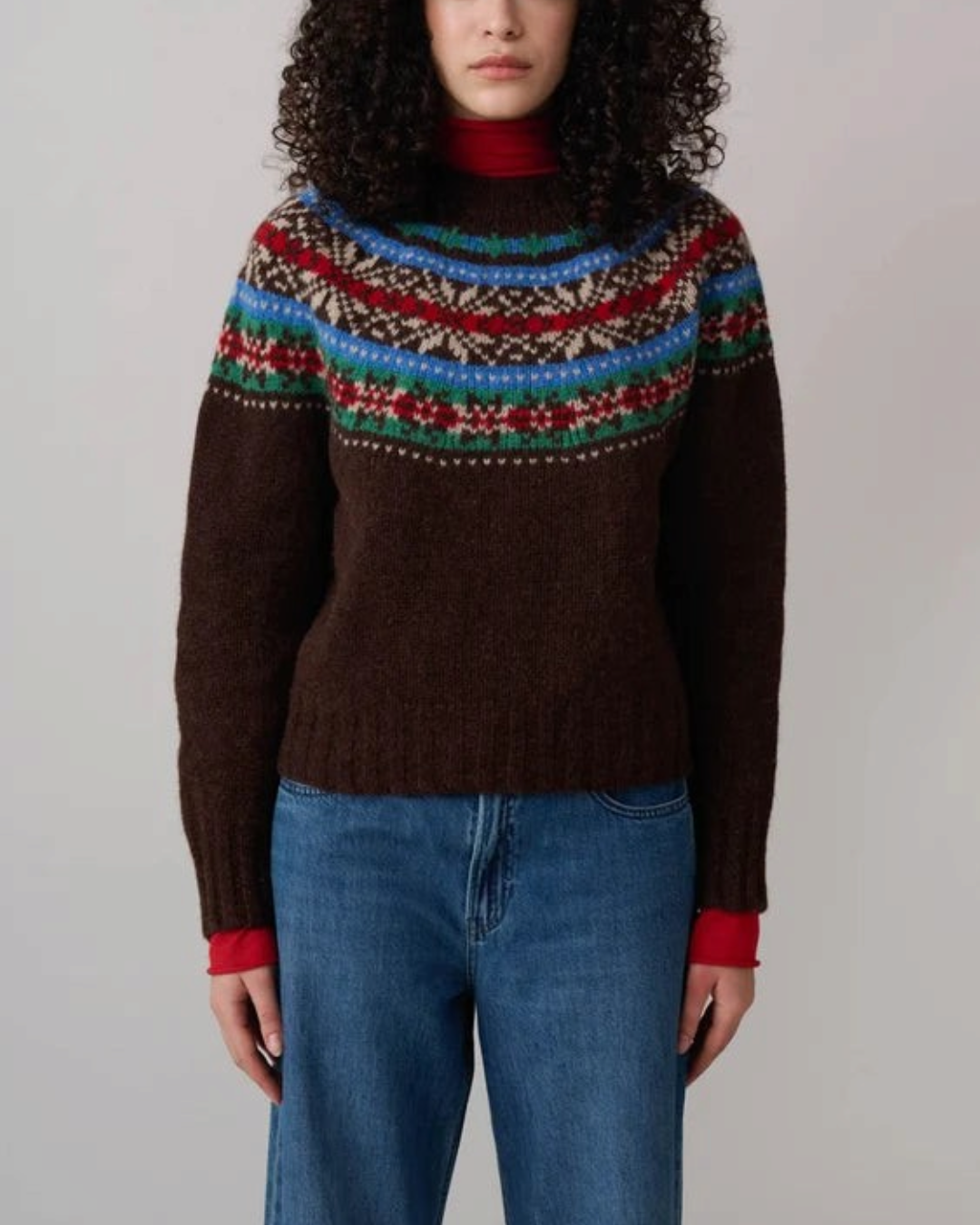 Pull Merci Paris Howlin' en laine Shetland marron avec motif jacquard Fair Isle coloré et encolure ronde