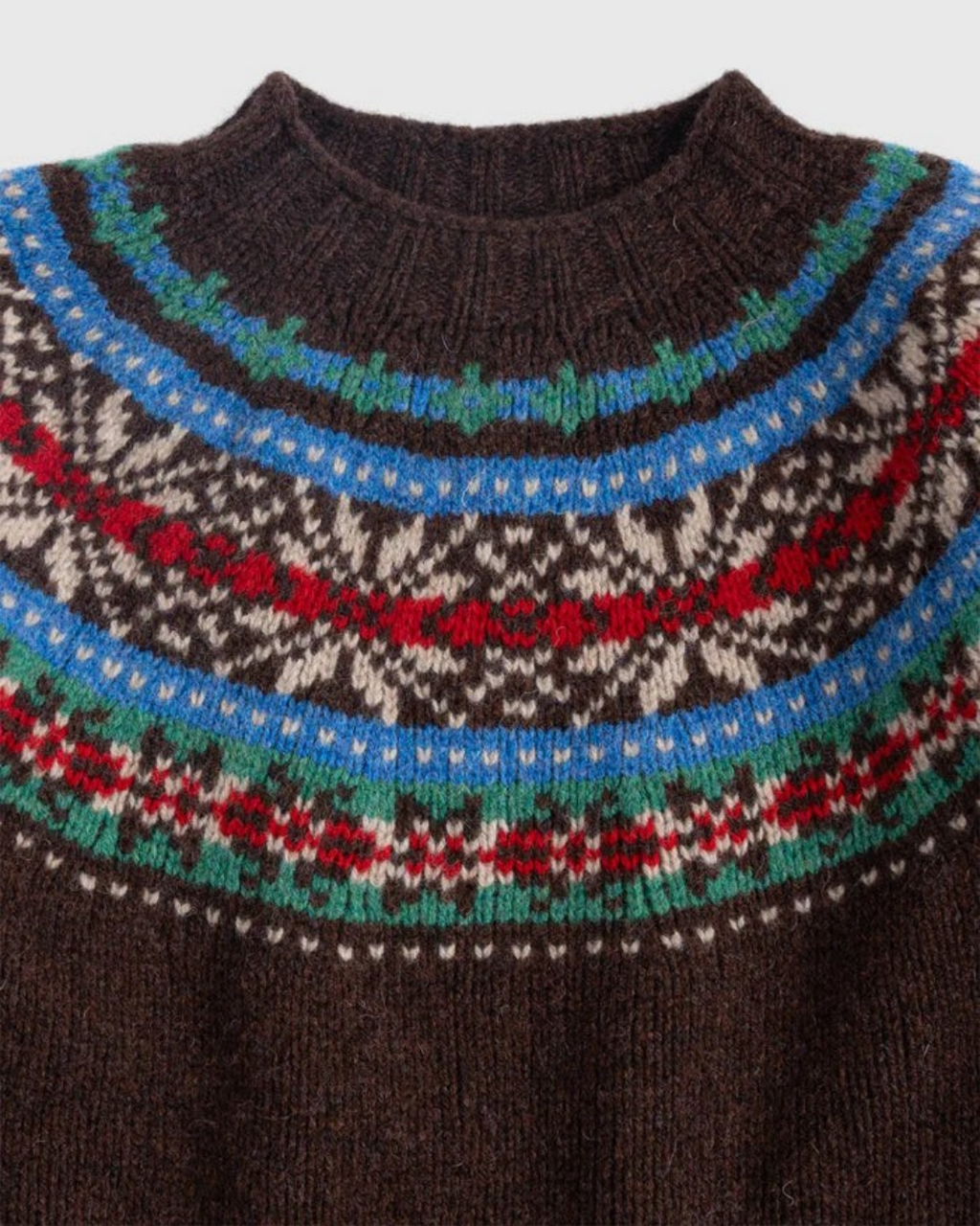 Pull Merci Paris Howlin' marron en laine Shetland avec motif jacquard Fair Isle multicolore sur l'encolure ronde