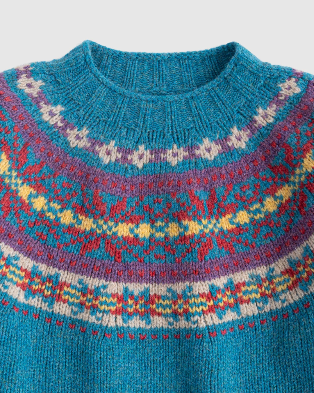 Pull Merci Paris Howlin' en laine Shetland bleue avec motifs jacquard multicolores style Fair Isle et col rond